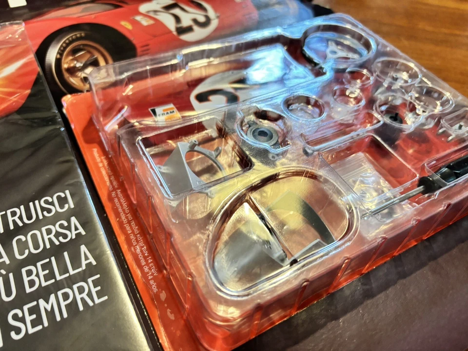 COSTRUISCI LA FERRARI 330 P4 IN SCALA 1:8 Fascolo N.1 e Kit Pezzi . CENTAURIA - Immagine 3 di 4