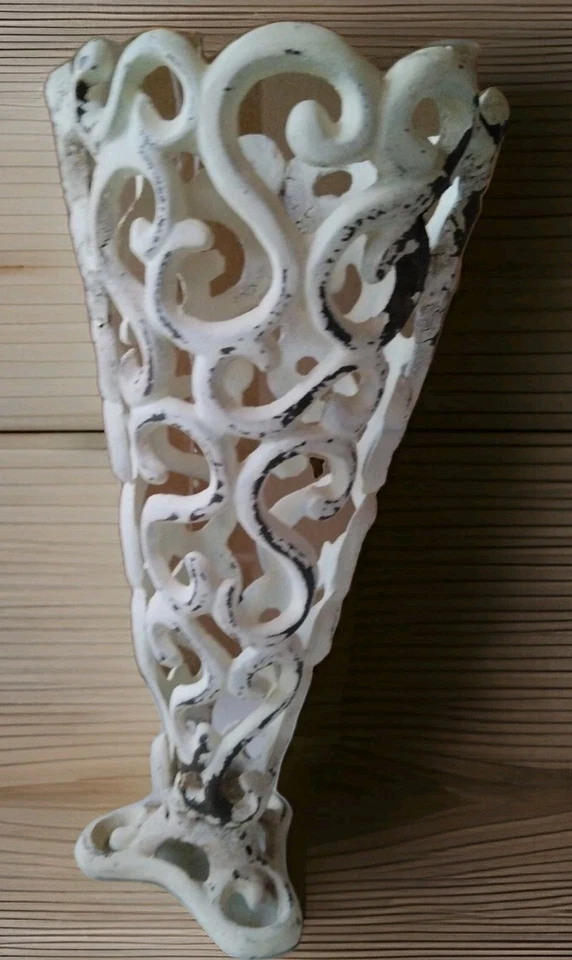 Jarrón de trabajo de pergamino abierto de hierro fundido Shaby Chic estilo victoriano vintage Foto 3 de 4