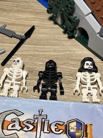 LEGO Castle 7079 Drawbridge Defense + Set 7038