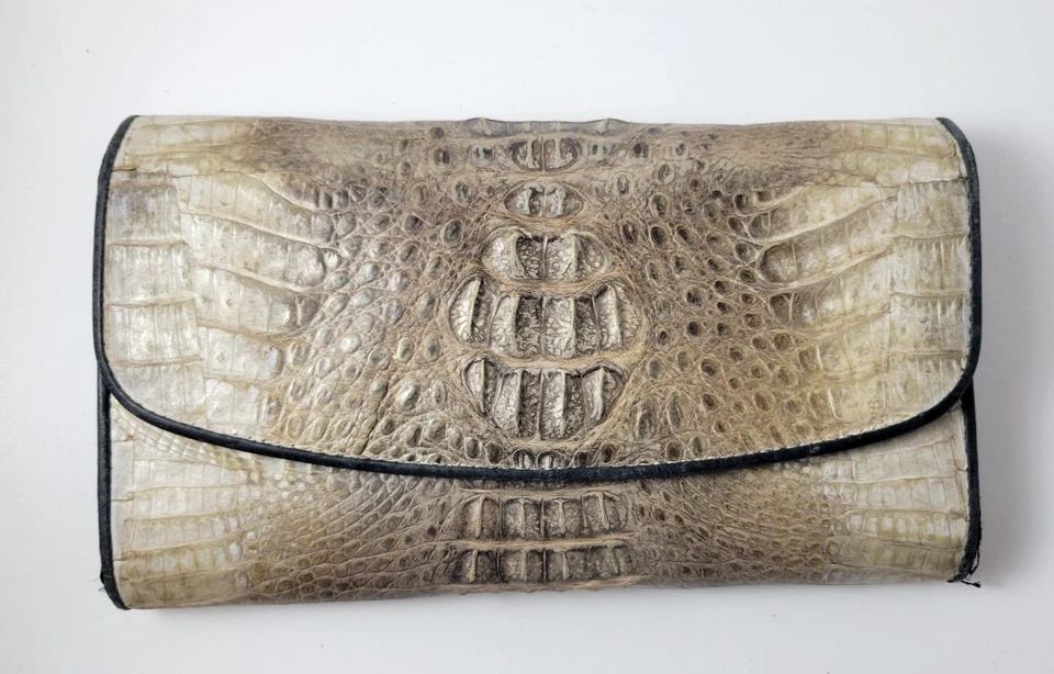 Cartera River de segunda mano de cuero genuino de piel de cocodrilo triple pliegue blanca y negra 8" Foto 2 de 4