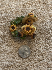 Boyds Bears pin - FOB 1999 - sitting bear with sunflowers - very nice 