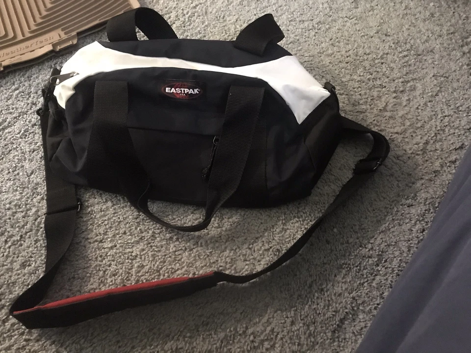 Bolsa de lona pequeña EastPak - negra/blanca Foto 2 de 4