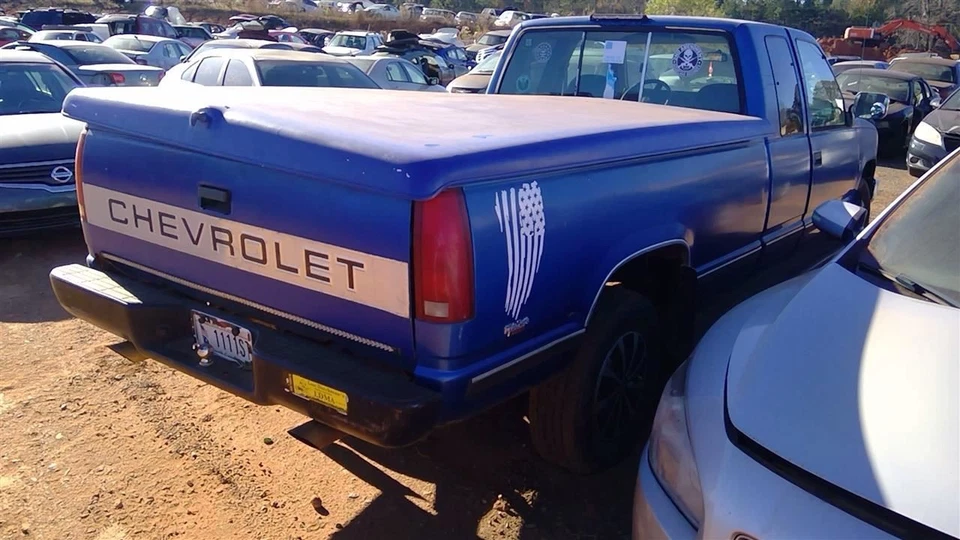 Radiator 8-305 1-3/8" Thick Fits 88-94 CHEVROLET 1500 PICKUP 265498 - Image 3 of 4