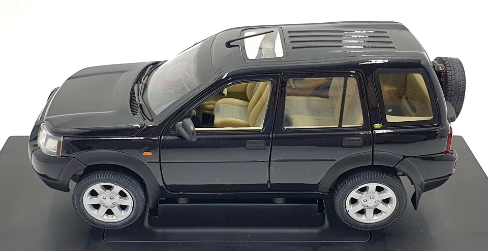 Ertl Grand Marques 1/18 Scale Diecast 42354 - Land Rover Freelander - Black - Image 3 of 4