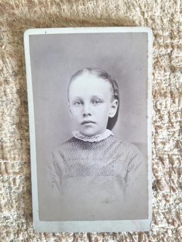 KLEINES MÄDCHEN MIT SPITZE, BENSON, MINN.VTG MINIATUR TASCHENFORMAT CDV FOTO * MCP10
