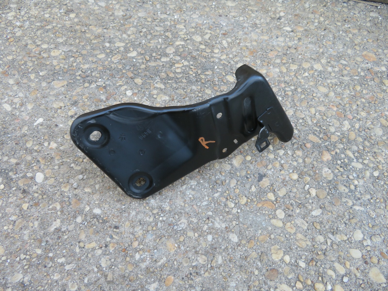 2014-2019 MASERATI GHIBLI 3.0L FRONT RADIATOR RIGHT MOUNT SUPPORT BRACKET OEM