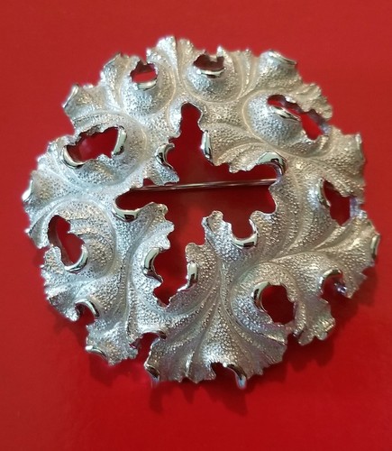 Broche prendedor corona trifari vintage tono plata con volantes y textura   - Imagen 1 de 6