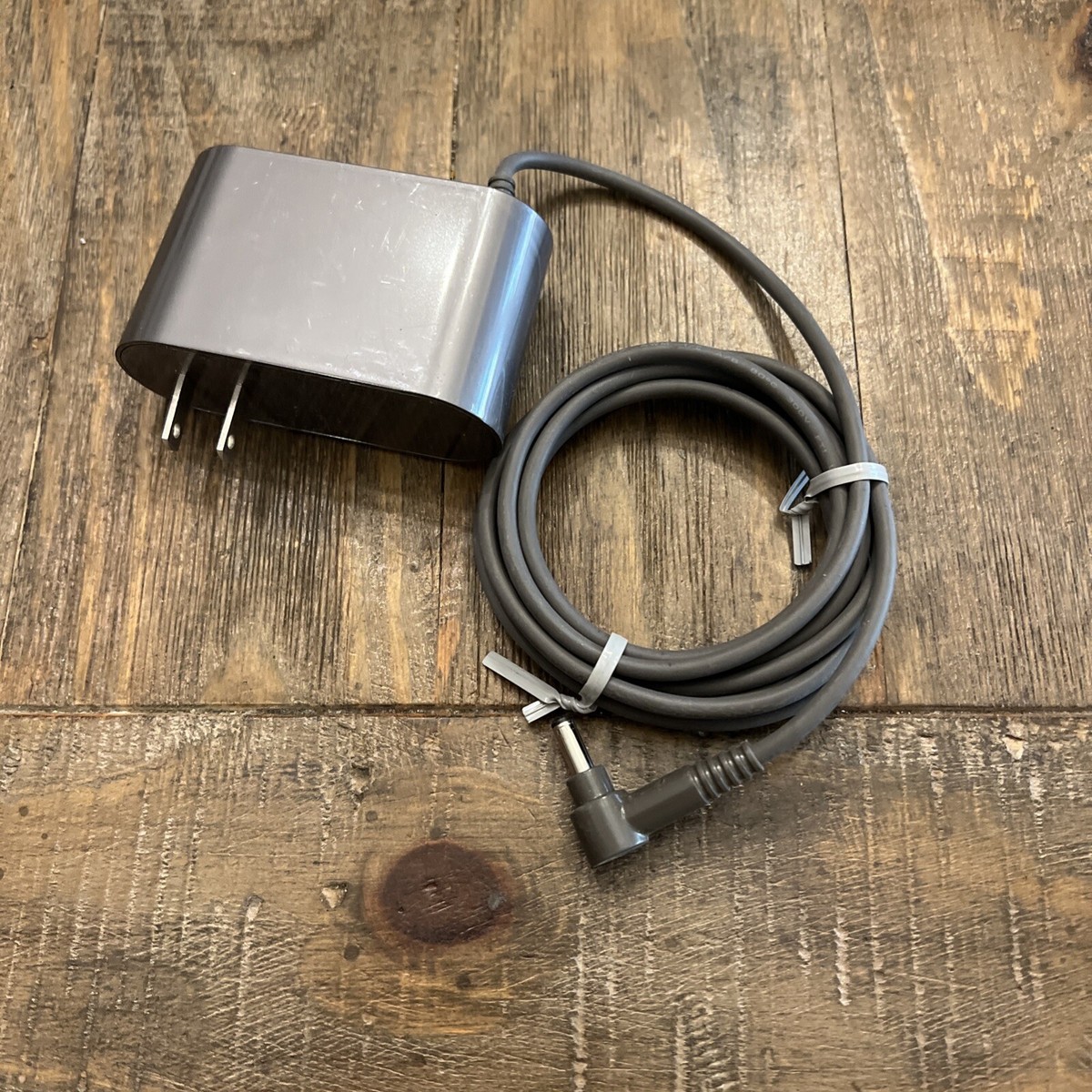 GENUINE DYSON Battery Charger OEM 270576-04 Cyclone V10 V11 Detect