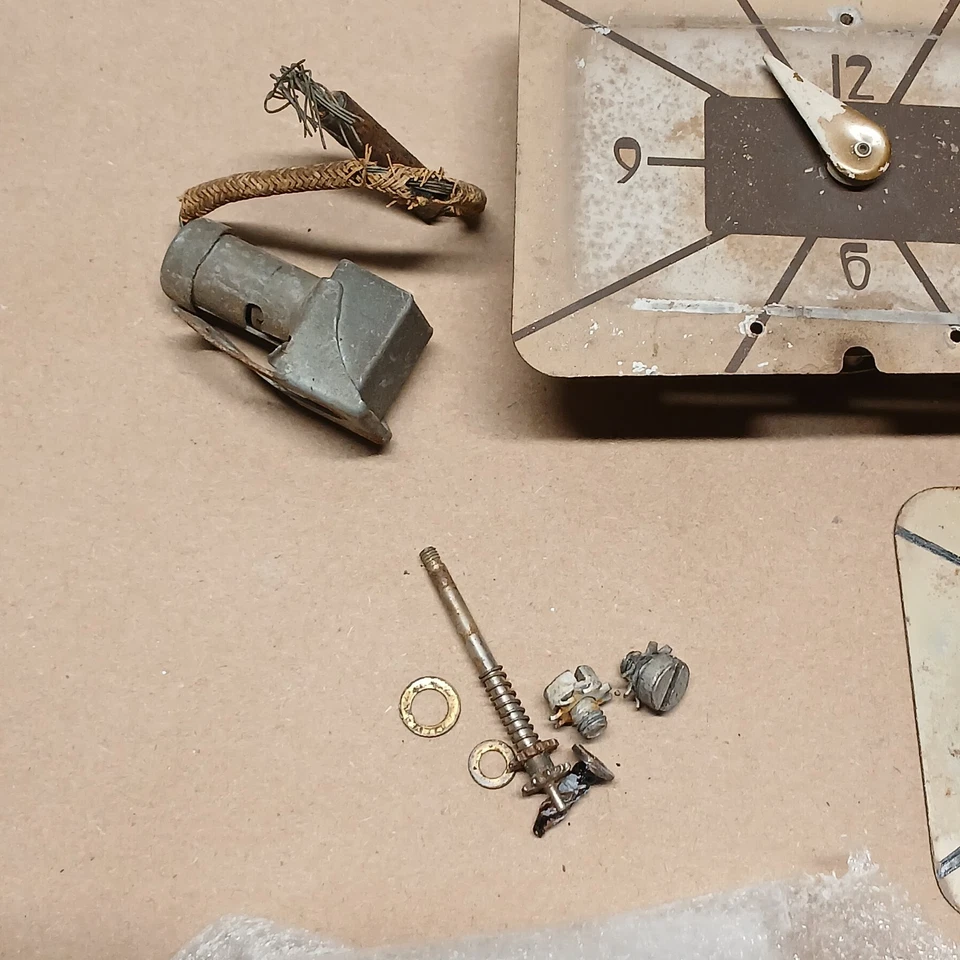 Lote de piezas de reloj Ford Deluxe 1940 tablero guantera cupé sedán Dlx cabeza plana Foto 2 de 4