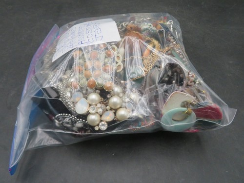 5lbs Assorted Costume Jewelry Lot - Necklaces, Bracelets, Earrings - Pre-Owned - Picture 6 of 11