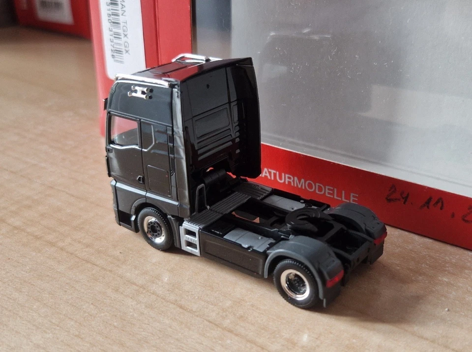Herpa 313728 MAN TGX GX trattore stradale neutro nero con accessori 1:87 OVP - Immagine 4 di 4
