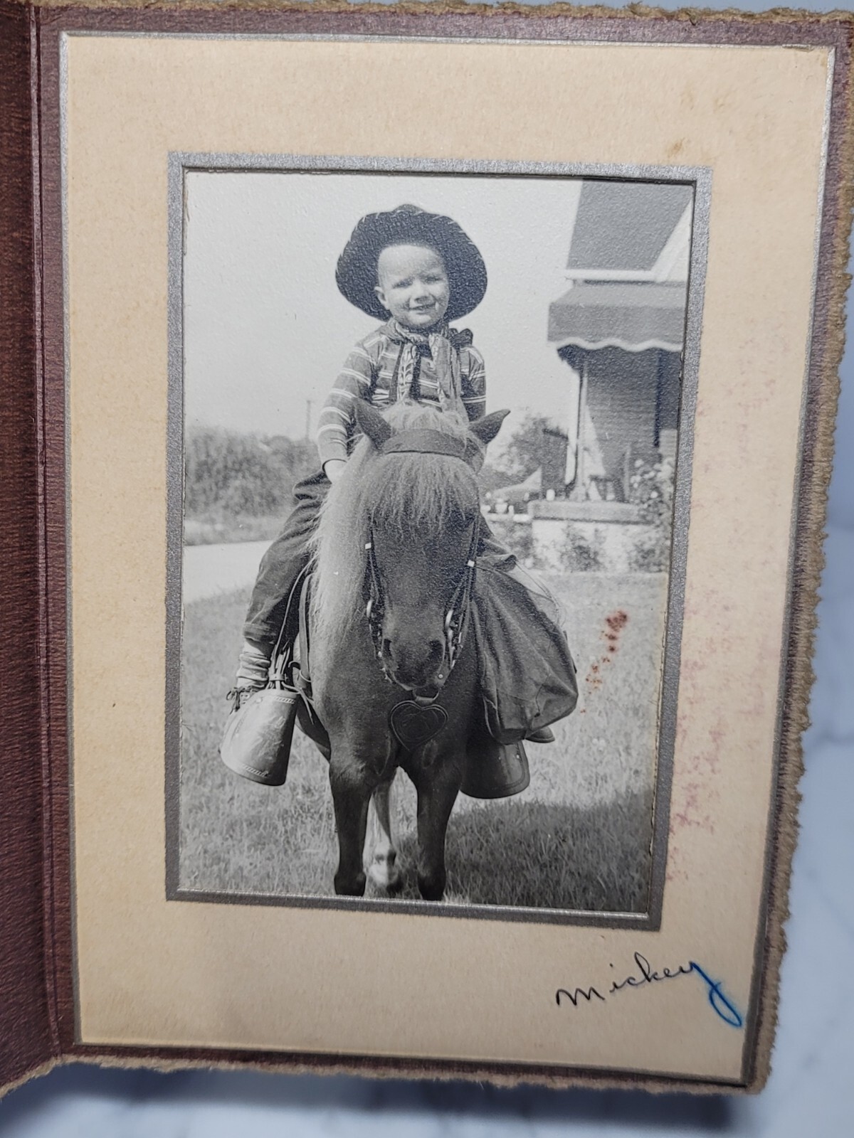Fotografia Adorabile Bambino Cappello Cowboy Costume Equitazione Cavallo Miniatura Pony