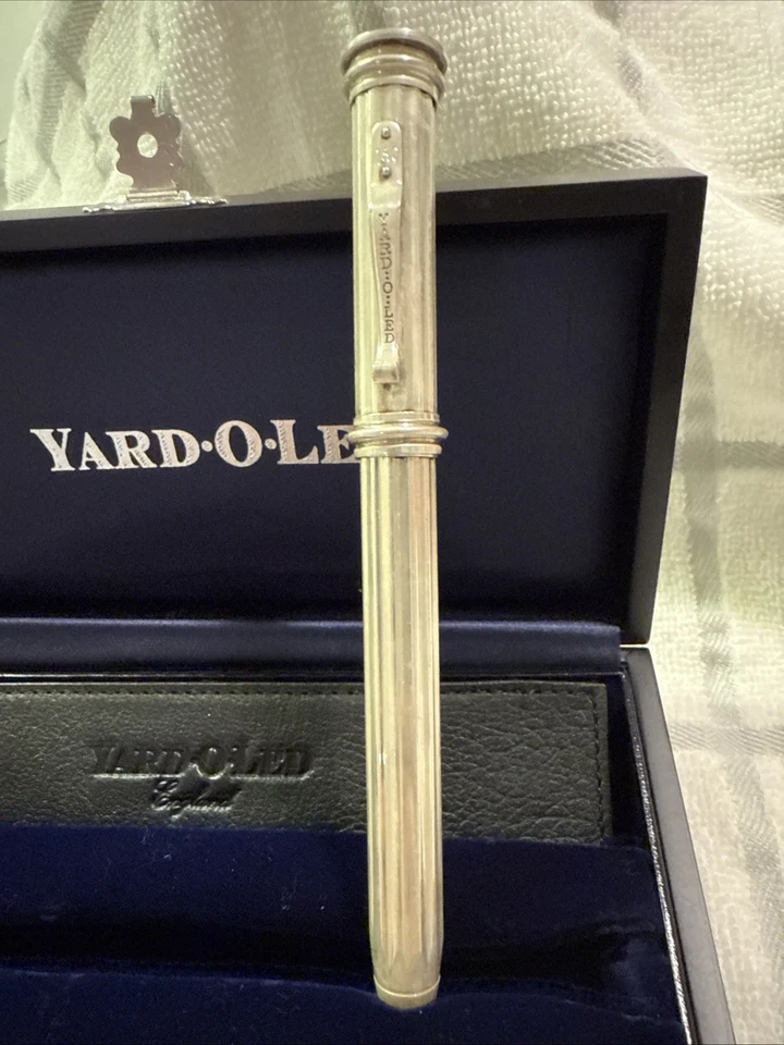 Bolígrafo led Yard•o• nunca usado.  Viene con papeles y caja Foto 2 de 4