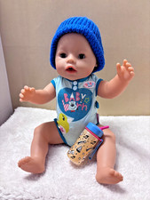 Magic Baby Born Boy Puppe (Preloved) mit blauem Strampler, Flasche & Adoptionszertifikat