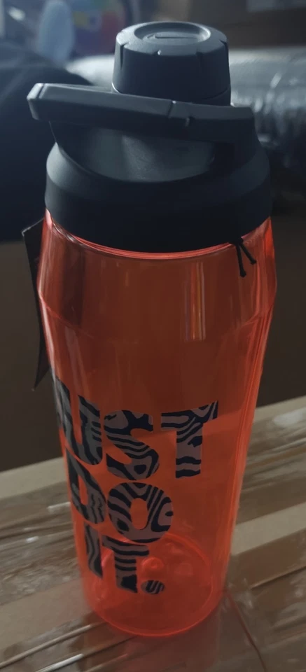 Garrafa de água Nike Hypercharge Chug 32 oz laranja - Imagem 2 de 4