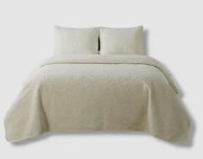 VCNY Home White Caroline 3-Piece White Floral Quilt Set Full/Queen.