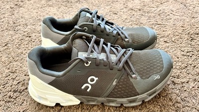 On Cloudflyer 4  black/white Laufschuhe Herren