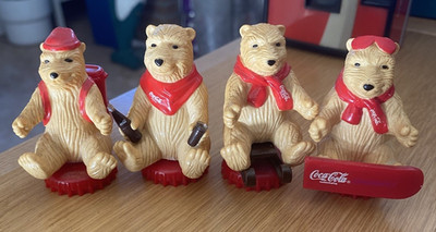 Coca-Cola Polar Bears Figuren Set 4 Stück mit Ski/Snowboard & roten Schals