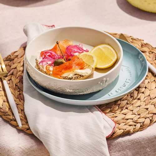 Le Creuset Sphere Dish Spring Relief Sea Salt Blue 18cm Stoneware NEW In Box - Picture 6 of 11