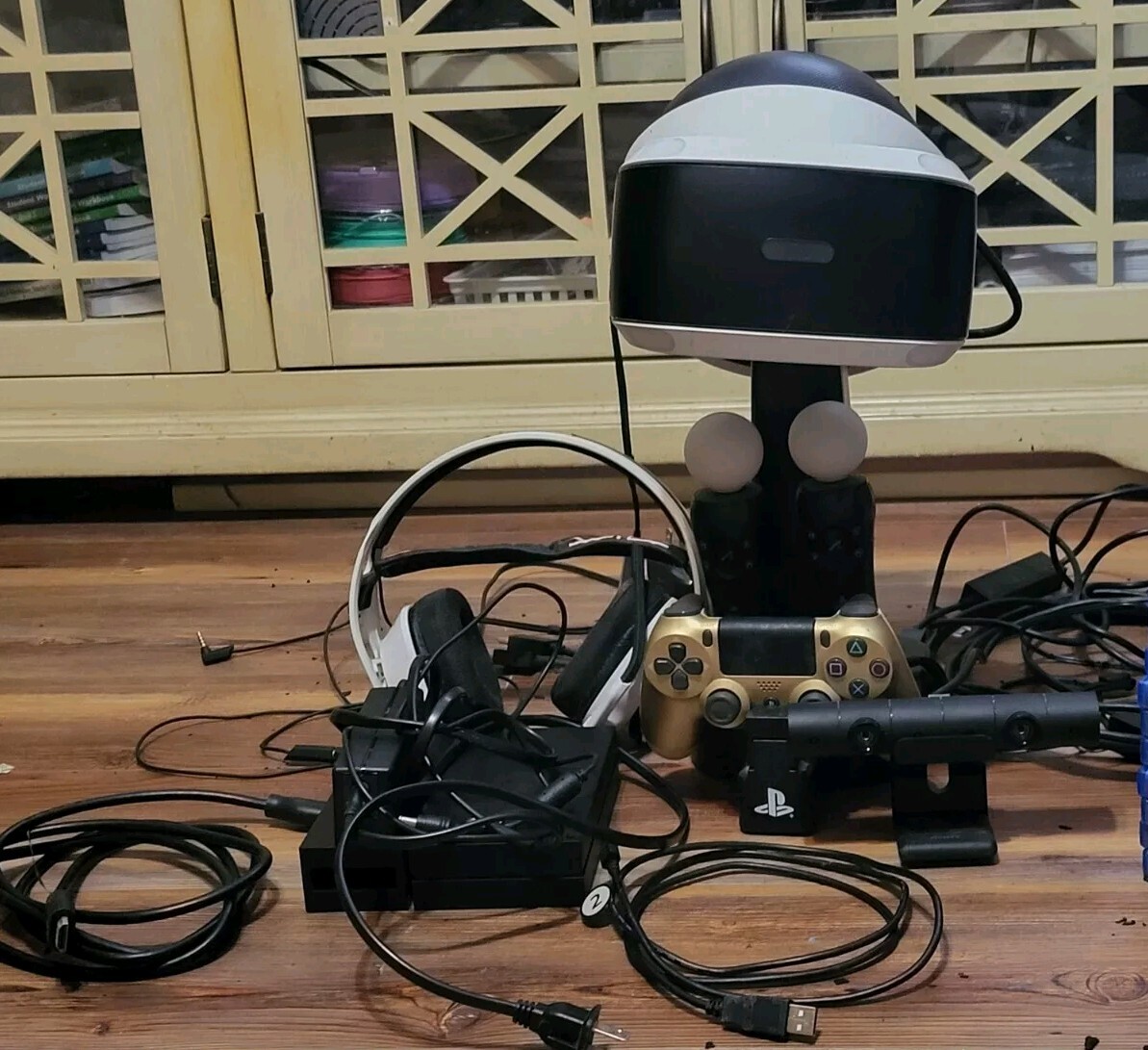 ps4 vr bundle (vr headset, rig headset,  camera, all the cables, hdmi ) 10 games-image