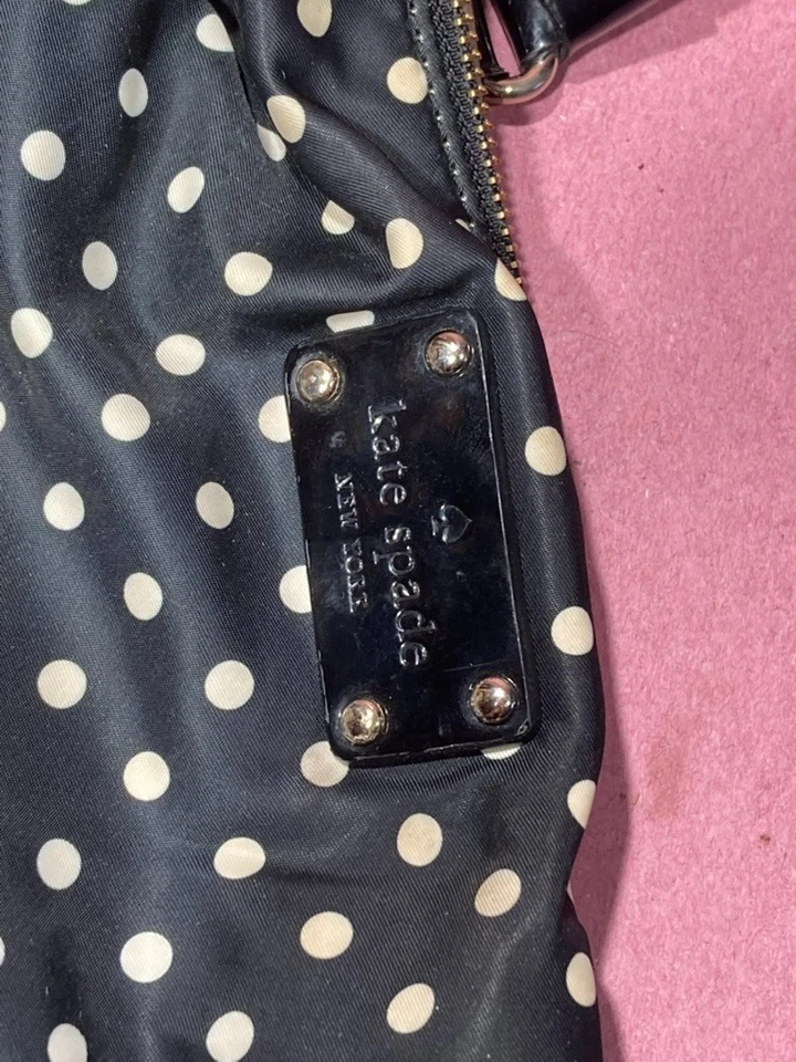 Bolso de Mano Kate Spade Interior Rojo Lunares Blanco y Negro Foto 3 de 4