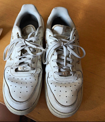 Nike Air Force 1, Größe 39. Wie auf den Bildern zu sehen haben die paar Maken