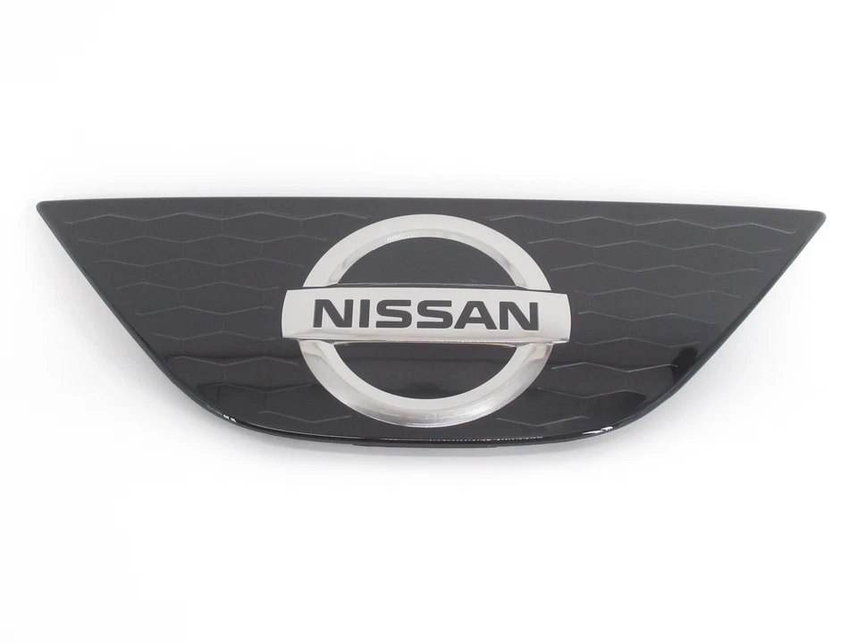 Panel emblema parrilla delantera genuino OEM Nissan 62890-6MD0A 2018-2019 Rogue Sport Foto 2 de 4