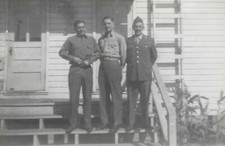 Vintage C. 1940's WWII U.S. ARMY SOLDIERS POSING FRONT BARRACKS PHOTO N1