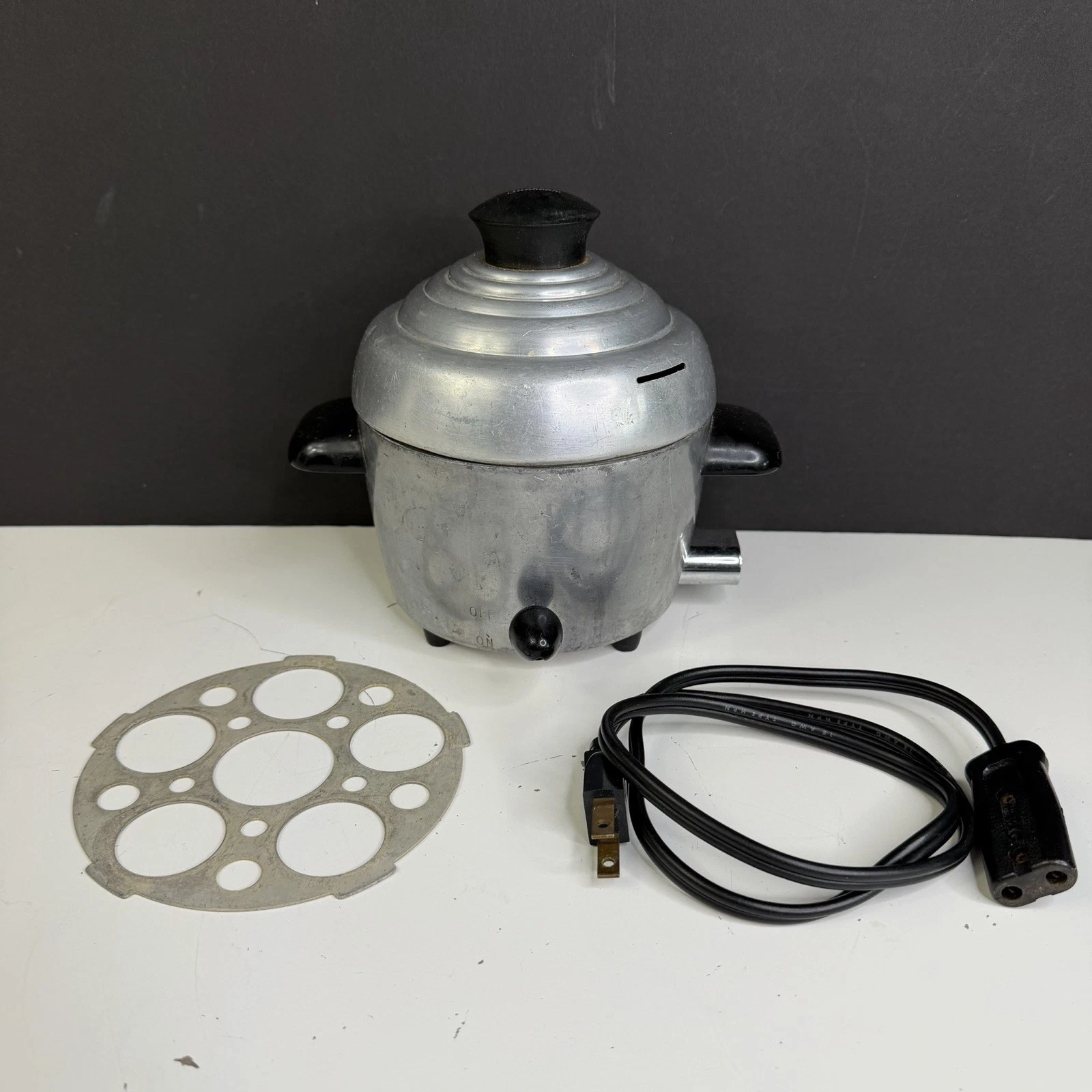 VTG 1950s Sunbeam Egg Cooker Model E w/ Tray & Cable - Powers On & Heats Up!
Opens in a new window o