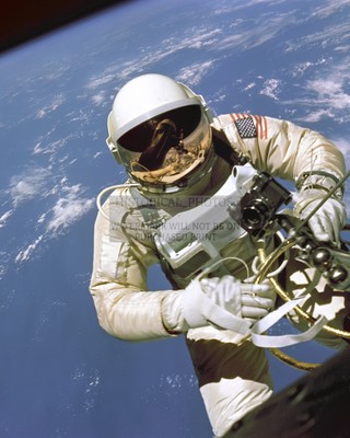ED WHITE FIRST AMERICAN SPACEWALK OUTSIDE GEMINI CAPSULE 8X10 PHOTO