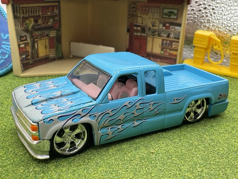 Muscle Machines Truckin’ Chevy Silverado Pickup Light Blue Flames Slam TM03-04 - Image 4 of 4