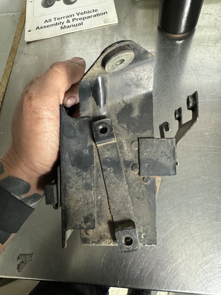 Soporte de caja de batería Suzuki GSXR750 J K L 1988 1989 1990 41540-17C01 GSX-R 750 Foto 2 de 4