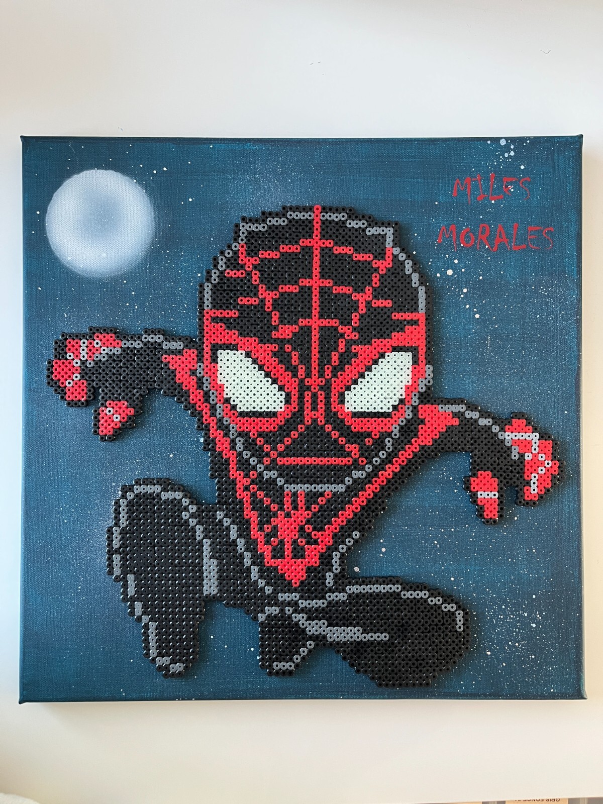 Pixel art Spiderman Miles Morales en perles deco murale pour chambre ado