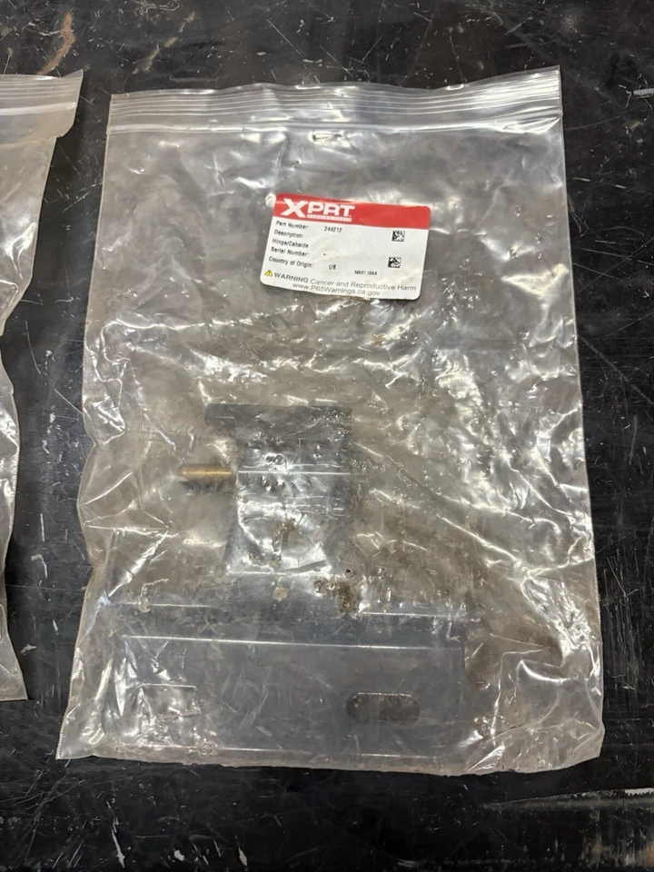 Bisagra lateral de cabina para Gehl R190 R260 V270 V330 V400 244212 Foto 4 de 4