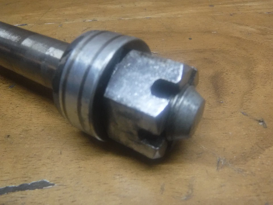 2/ 1975 75 SUZUKI GT380 GT 380 OEM EJE TRASERO LLANTA RUEDA TRASERA EJE PERNO PIVOTANTE Foto 2 de 4