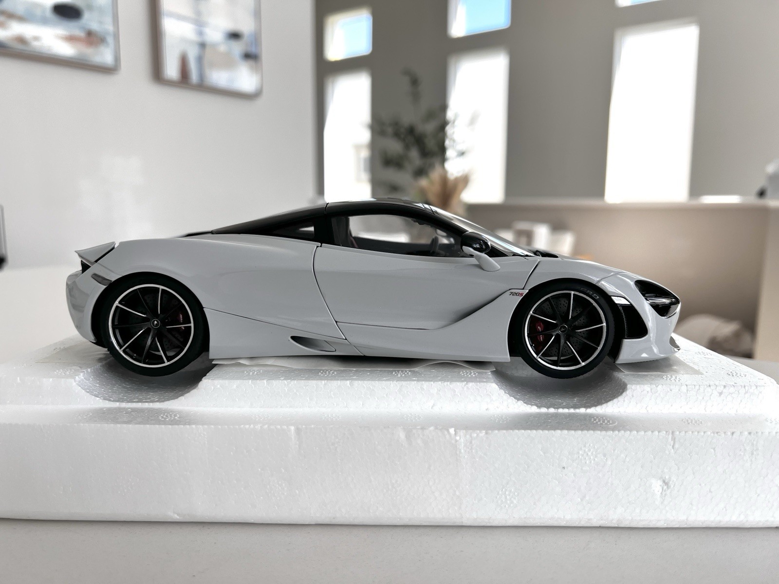 AUTOart McLaren 720S Silica White 76069