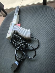 Nintendo NES Zapper Light Gun TESTED/WORKS