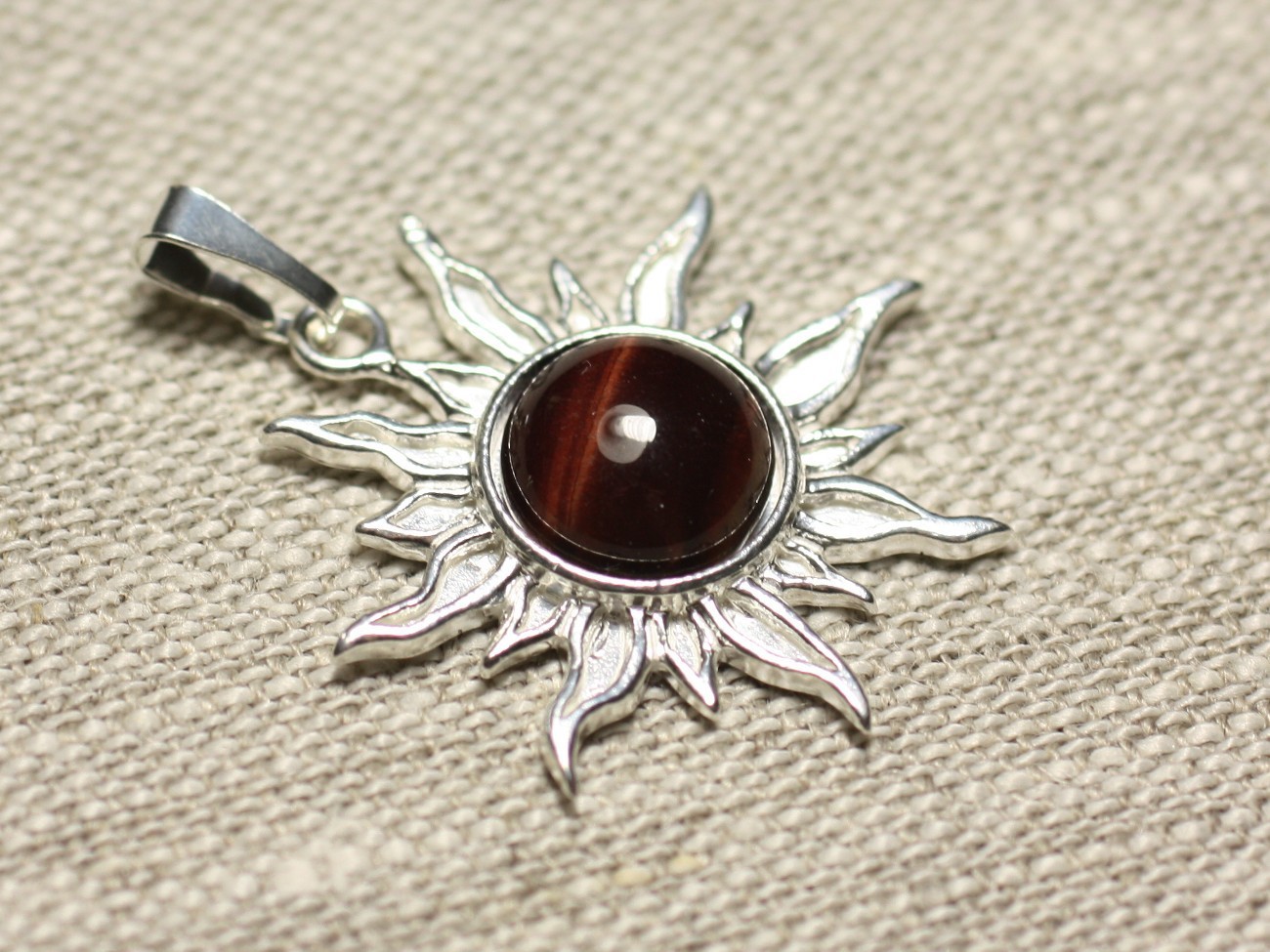 Pendentif Soleil Argent 925 et Pierre Oeil de Taureau Rouge pour Tenue Bohème Chic