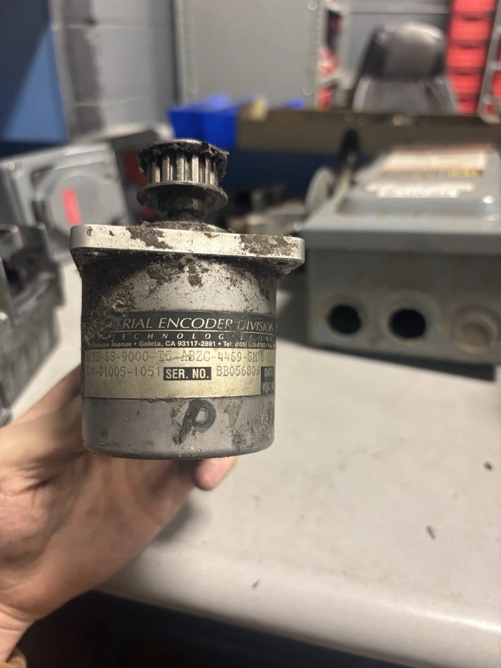 CODIFICADOR INDUSTRIAL BEI H25D-SS-9000-T5-ABZC-4469-SM18-S 5-15VDC USADO Foto 3 de 4