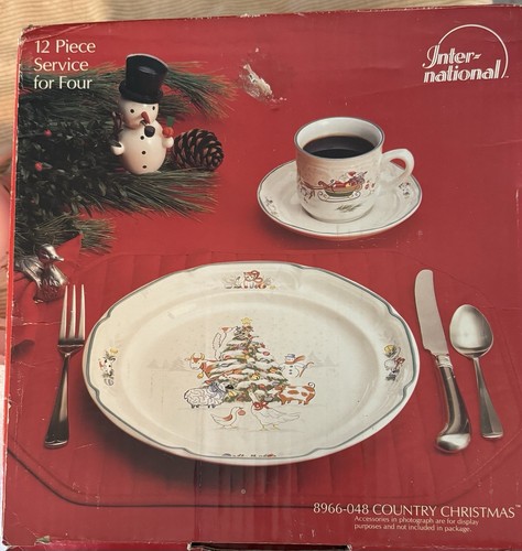 Vtg INTERNATIONAL COUNTRY CHRISTMAS Dinner Plate Cup Set Service Made Japan
