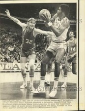 1975 Press Photo Atlanta Hawks Player Mike Sojourner and Bill Walton, Portland