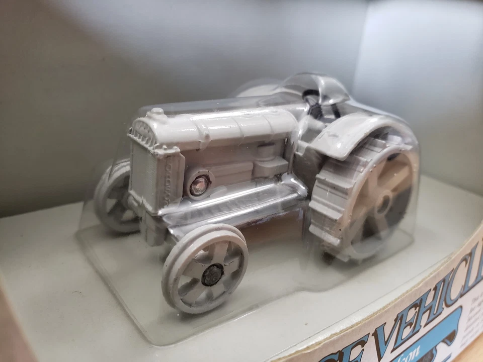 Ertl English Fordson Tractor Vintage Vehicles Diecast 1:43 - Image 4 of 4