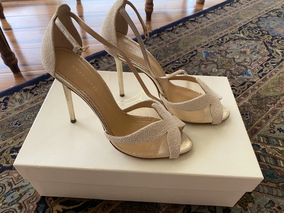 CHARLOTTE OLYMPIA Sandrine Estrella de Mar Perla Cuentas Oro Tacones Talla 38/8 VENTA AL POR MENOR $895 Foto 2 de 4