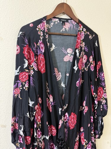 Torrid Damengröße 2 2X schwarz Blumenmuster Kimono Oberteil Quastenbesatz offen Cardigan Wickeloptik - Bild 2 von 12