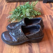 b.o.c.Born Concept Size 8M Gray Croc Embossed Faux Leather Slip On Clogs