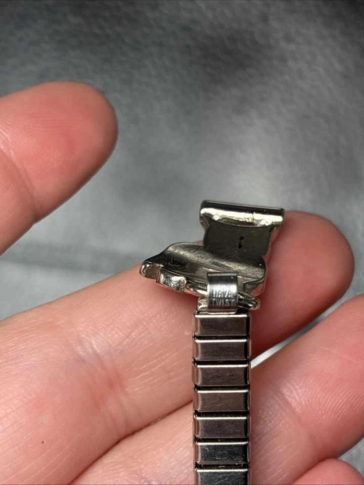 Винтажные ремешки для часов Nana Twist His And Her с подходящей булавкой на лацкане - Изображение 4 из 4