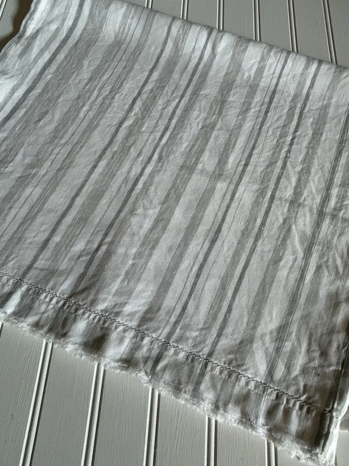 Наволочка льняная Eileen Fisher Garnet Hill серые полоски необработанные края стандартная - Изображение 4 из 4