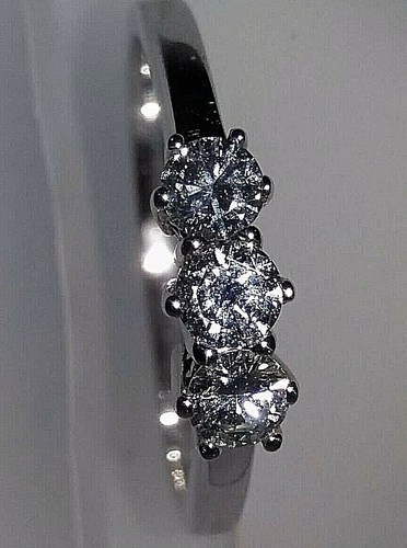 ANELLO TRILOGY ORO BIANCO 18 KT CON DIAMANTI NATURALI TAGLIO BRILLANTE - Foto 3 di 5