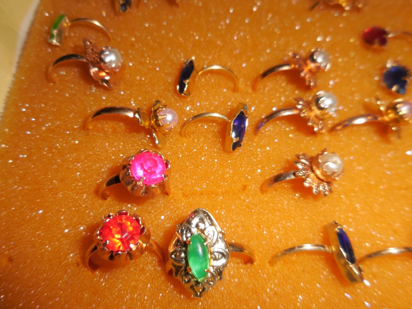 VINTAGE  FASHION  RINGS CHILLDS TOY SET  of 30+RINGS  HONG KONG 1970's RARE