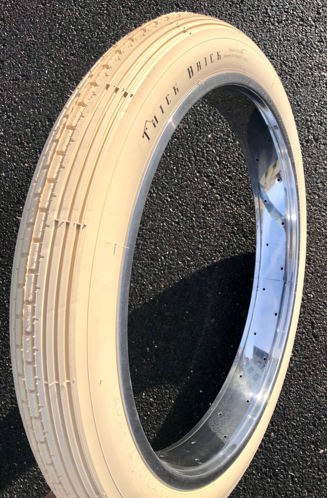 Pneu 24x3.0 Thick Brick crème pour restaurer un vélo urbain ou custom